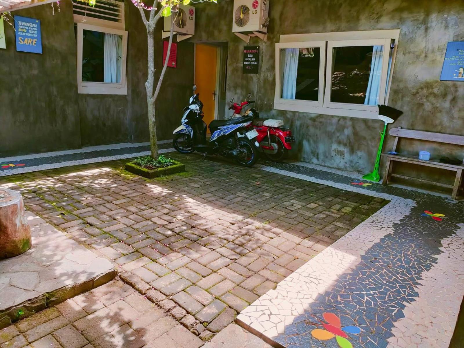 Jeng Tini Guest House โบกอร์ ภายนอก รูปภาพ